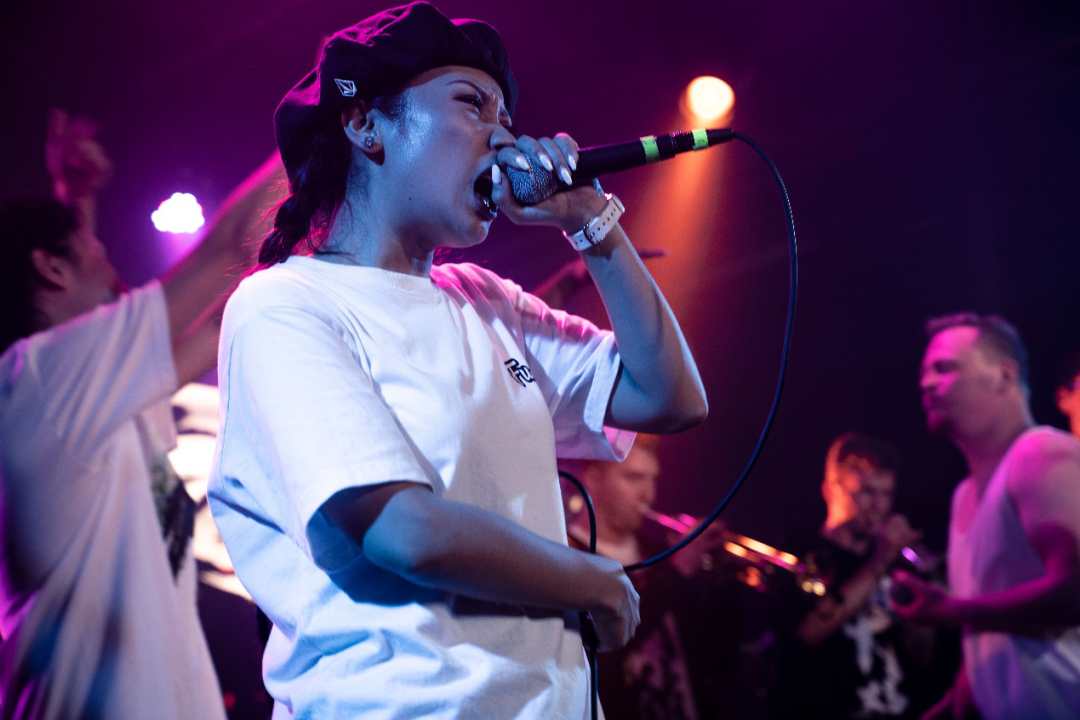 目前oddcouple怪鸳鸯的第二张专辑已经录制完毕,艾迪个人的首张专辑也