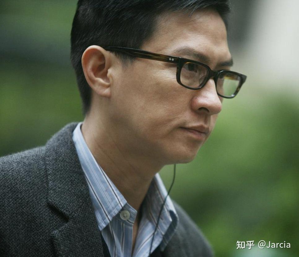 张家辉饰演身为高级督察的李沧东,他带的线人废噏(廖启智饰),在卧底