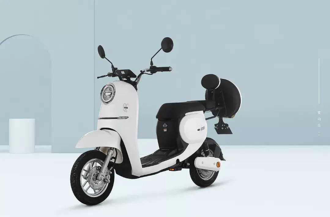 高亮度led大灯,亮度更高,夜骑更安全;能耗更低,车辆跑更远.