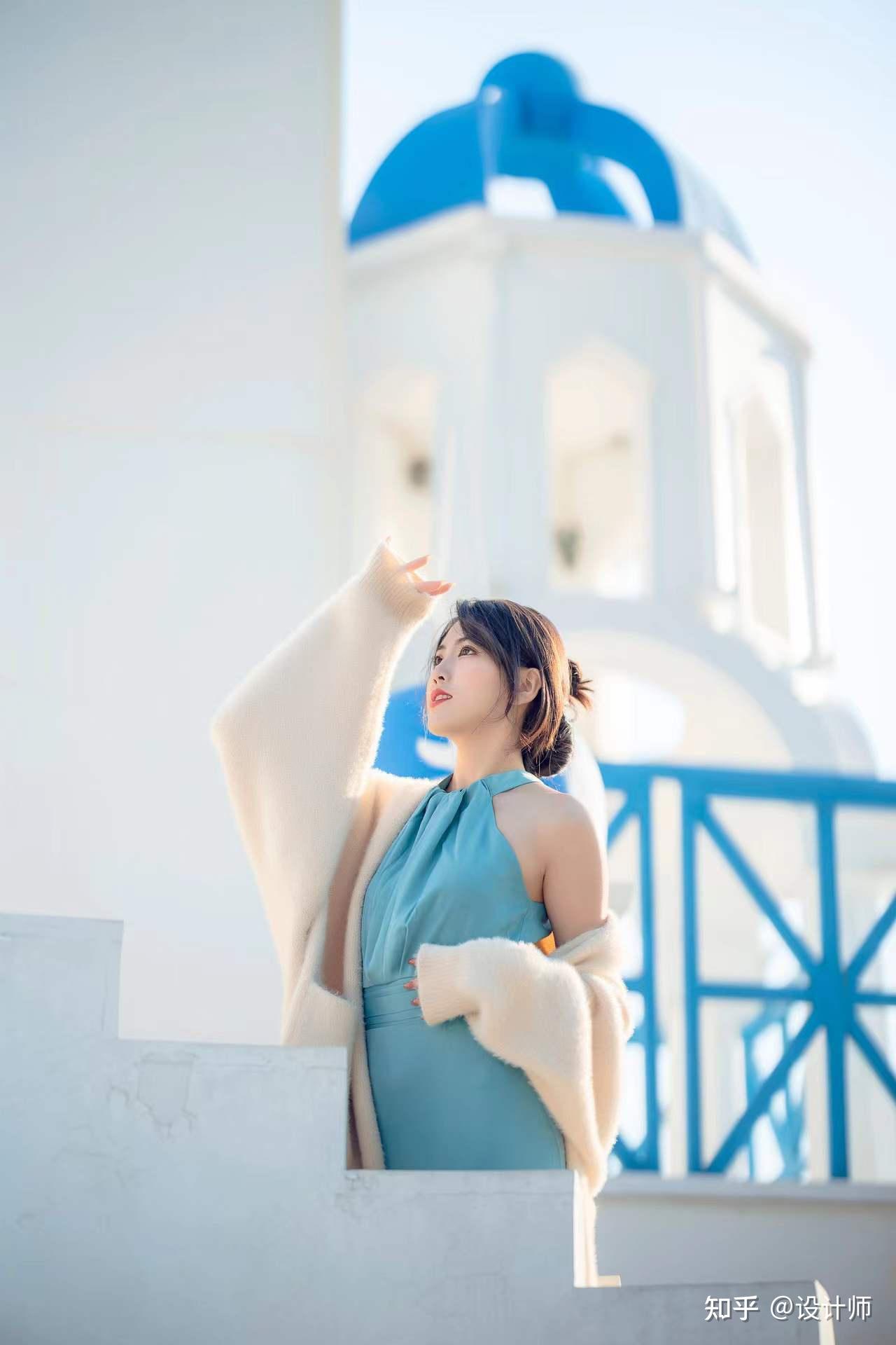 适用于拍摄半身照,参考下面女生的姿势,稍微侧身,抬手遮阳看向前方