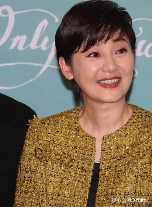 女人上了年纪尽量别化浓妆淡妆更优雅又显气质看徐帆就知道了