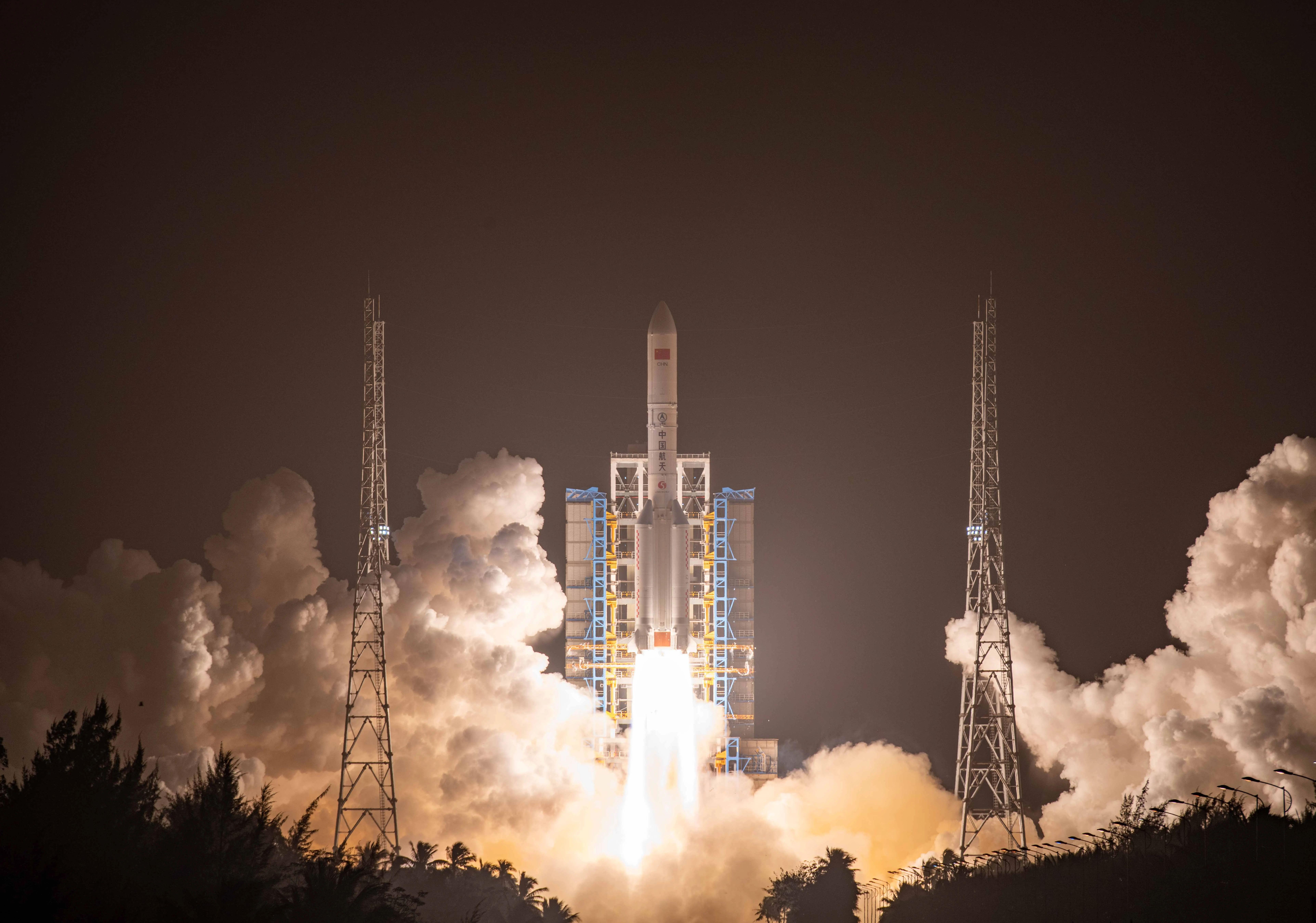 搭载遥感四十一号卫星的长征五号遥六运载火箭从中国文昌航天发射