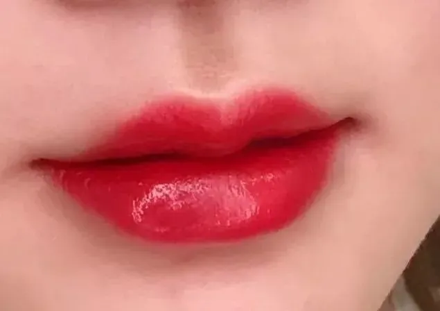 定妆术定定妆部位包括眉毛,鼻侧影,眼线,眼影,卧蚕,唇,人中窝,颌唇窝