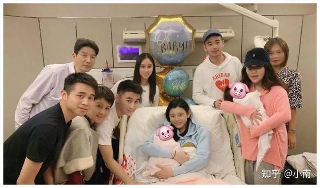 郭碧婷身材圆润疑似有孕,向佐贴心似热恋情侣!同是豪门婚姻奚梦瑶却被骂惨!