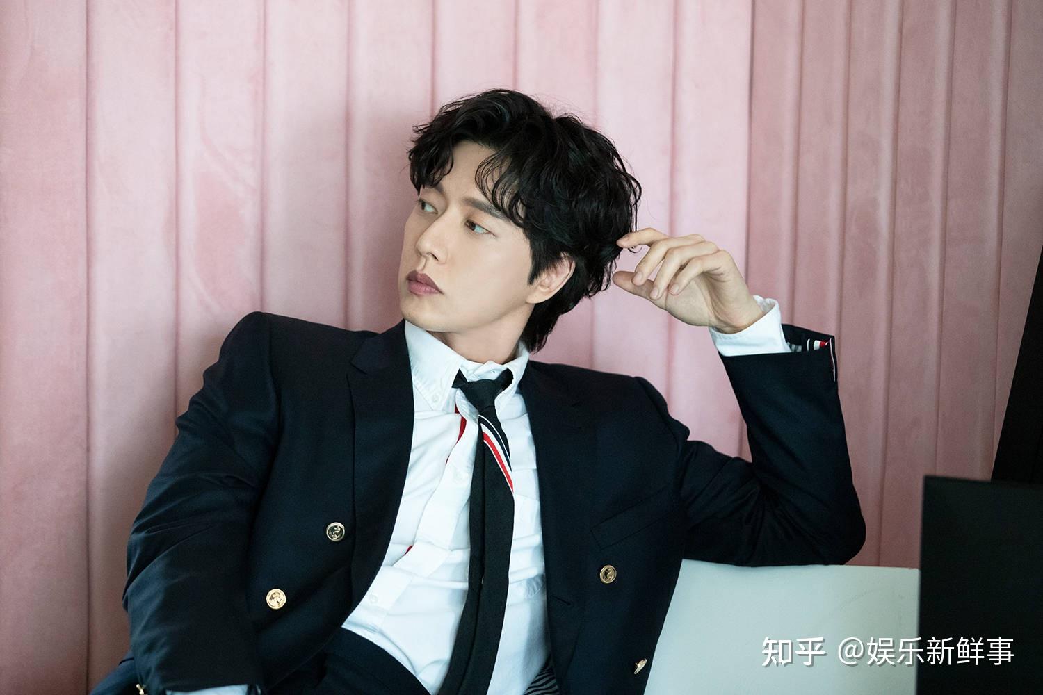 朴海镇最新广告拍摄花絮公开清爽造型诠释行走的画报