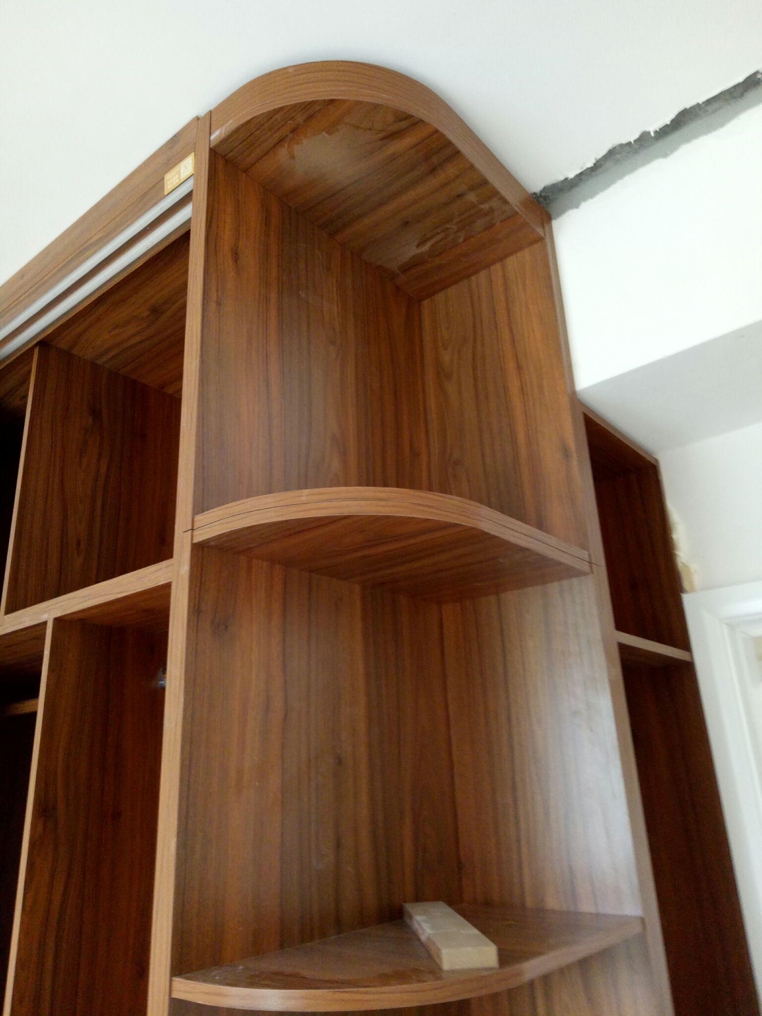 家里正在装修,衣柜有个转角是弧形,该如何贴石膏线条?