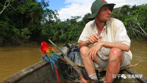 持枪深入亚马逊雨林的zoltan takacstakacs博士(后)和它的驴在帕米尔