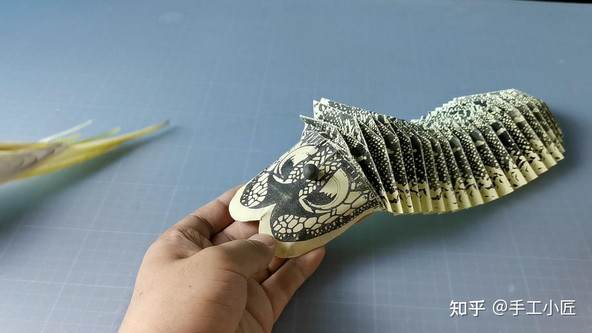 图纸超好玩的地龙玩具一拉就跑知道是什么原理吗