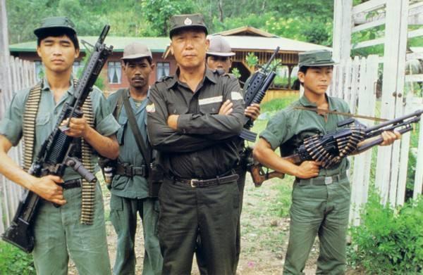 拥有私立军队自封总统多重身份的毒枭坤沙