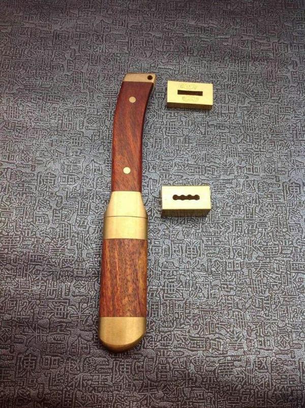 小刀王还有一个还有一个独特的设计就是刀鞘和刀柄中间襄入了强力