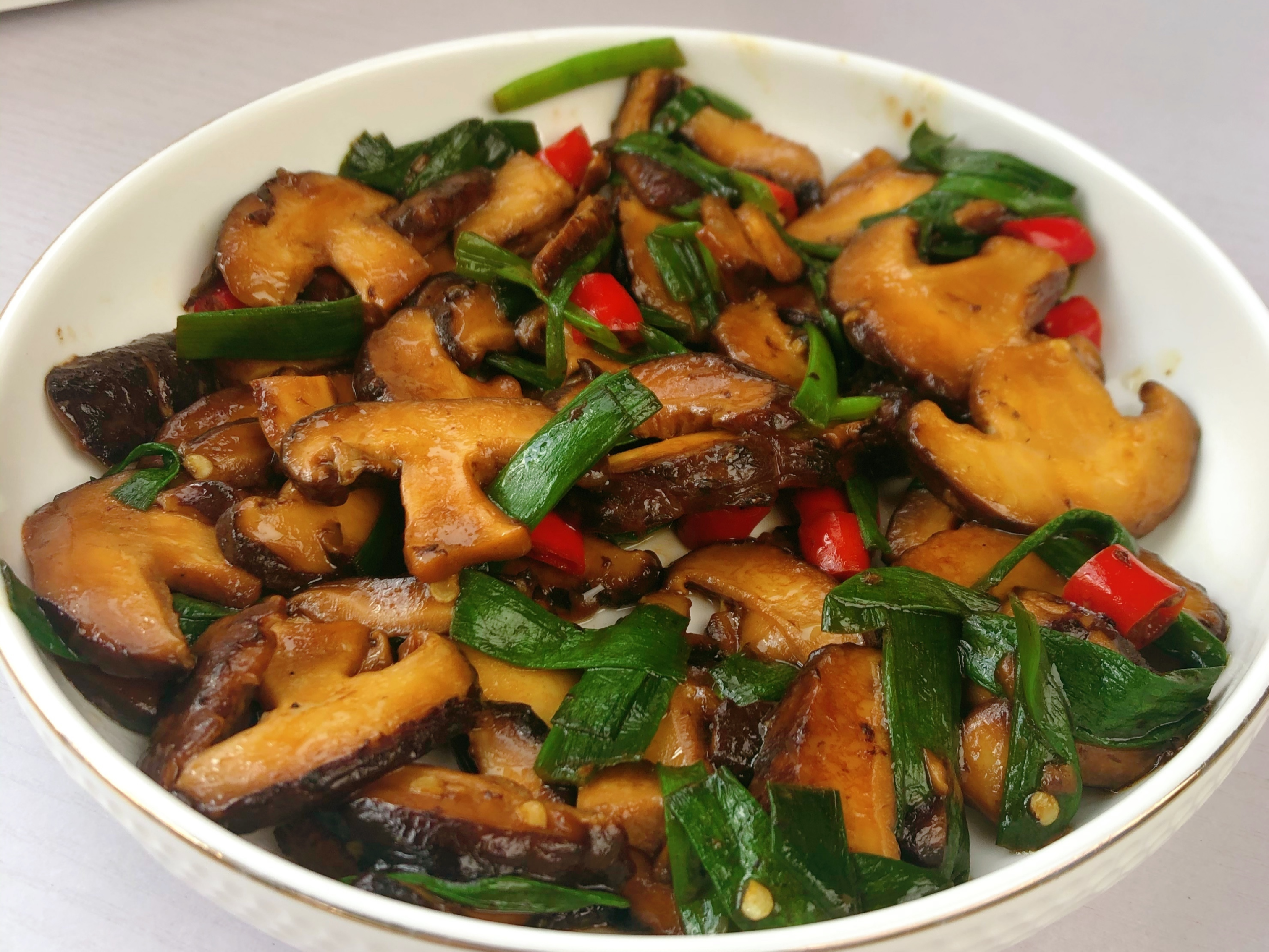 家常菜爆炒香菇