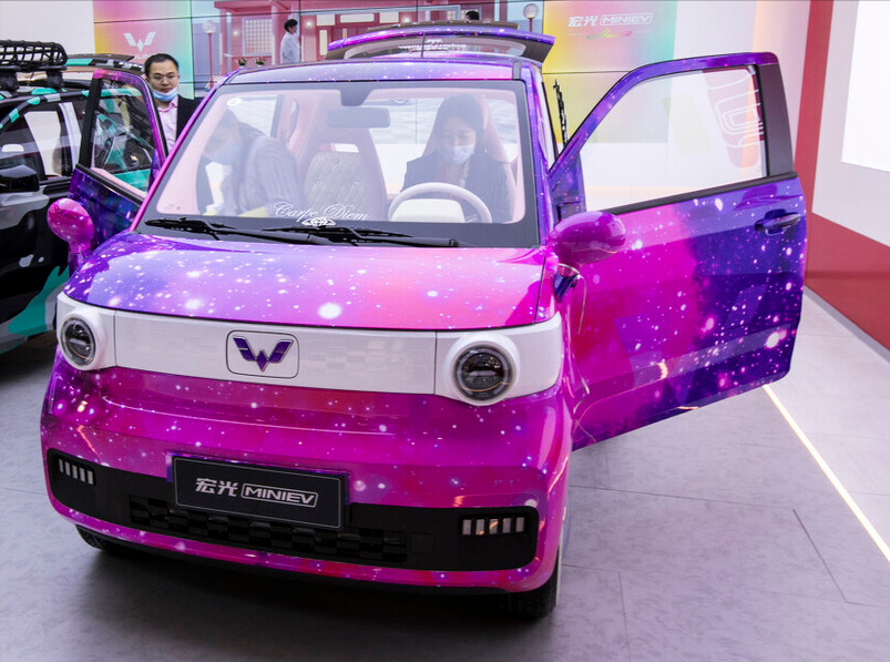 五菱宏光miniev人人都在开力压特斯拉