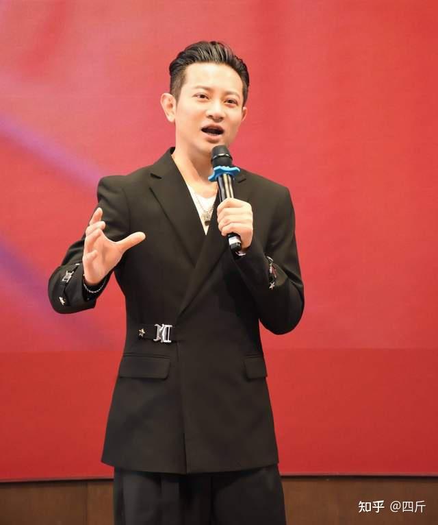 的那位,上过好几次春晚,经常在大舞台上亮相,算是特别正能量的艺人了