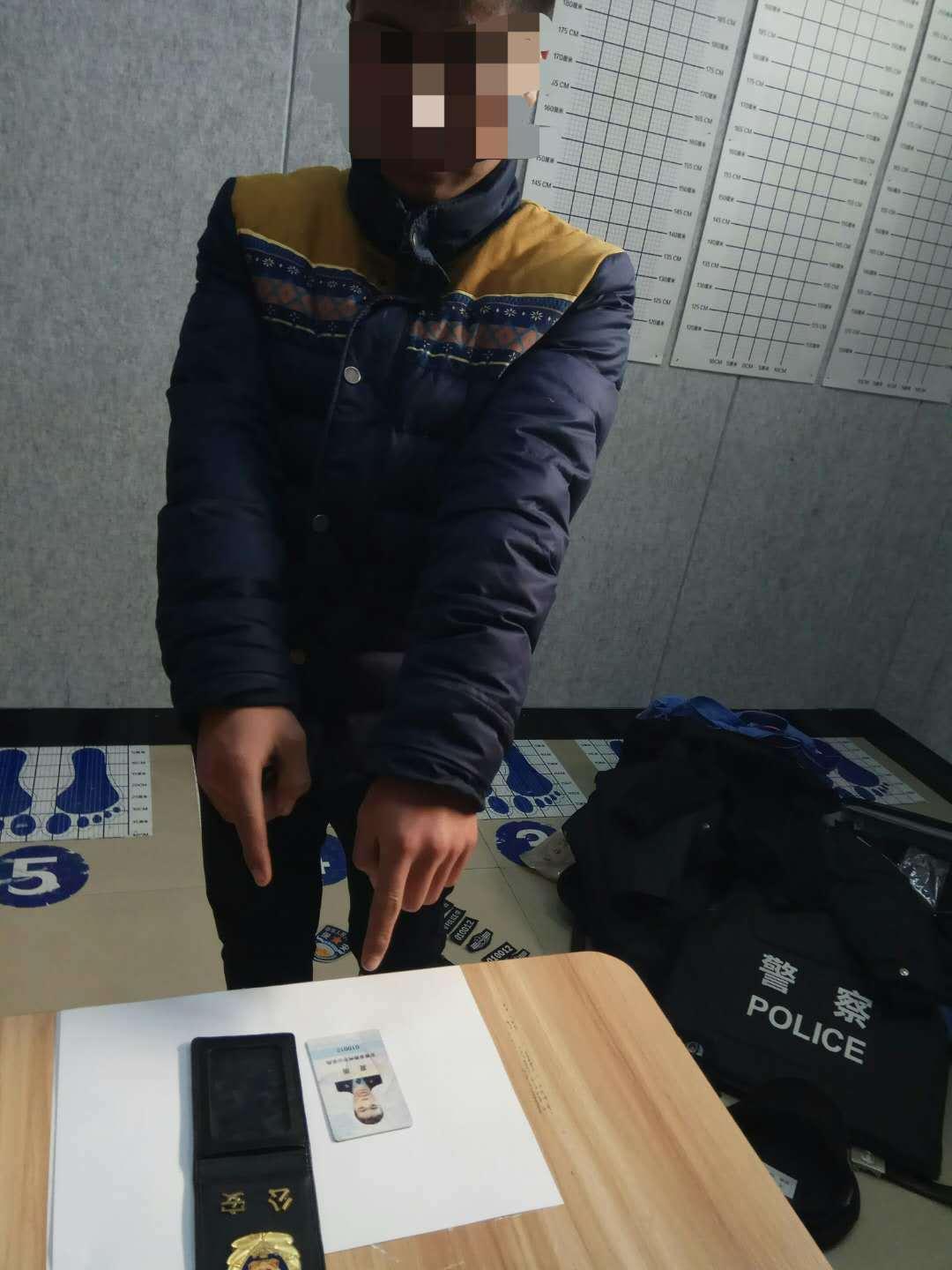 奇葩假警察遇到真便衣15岁少年冒充警察抓嫖反被抓