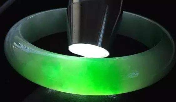 拿手电筒照翡翠只是为了看杂质么