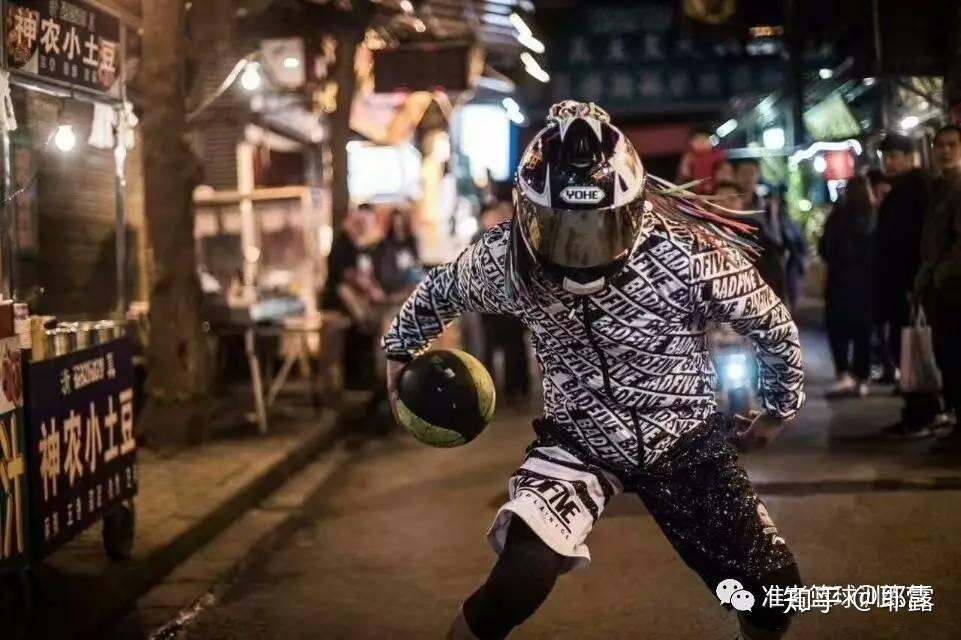 头盔哥你来野球场上闯江湖吗