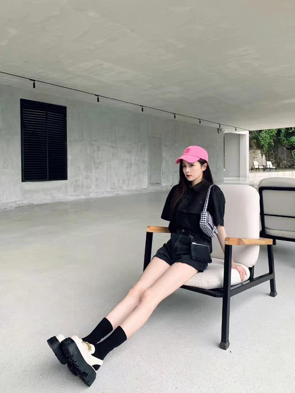 白鹿allblack穿搭黑色衬衫配牛仔短裤尽显甜酷摩登格调