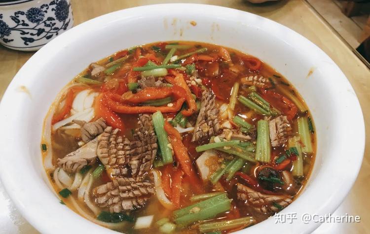 米粉都是现炒的码子,种类丰富,最大的特色就是腰花粉.