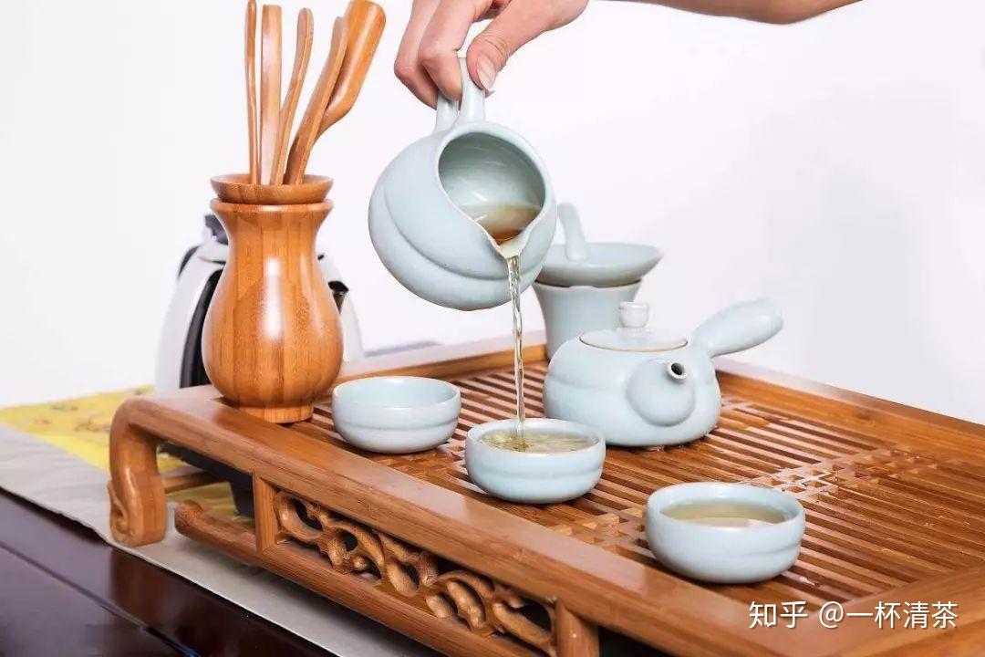 如何倒茶敬茶喝茶一篇文章講明白中國茶桌禮儀