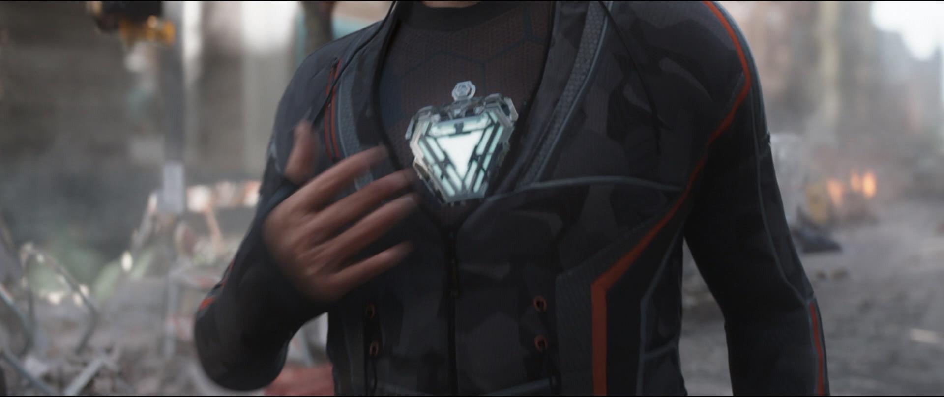 同时也反映出这件贴身衣服有可能和眼镜一样是纳米材料制造的·结构