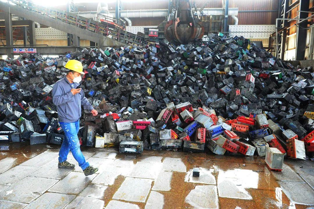 回顾新能源汽车的发展史,从 2013 年以来销量逐年上升,锂电池的生产和