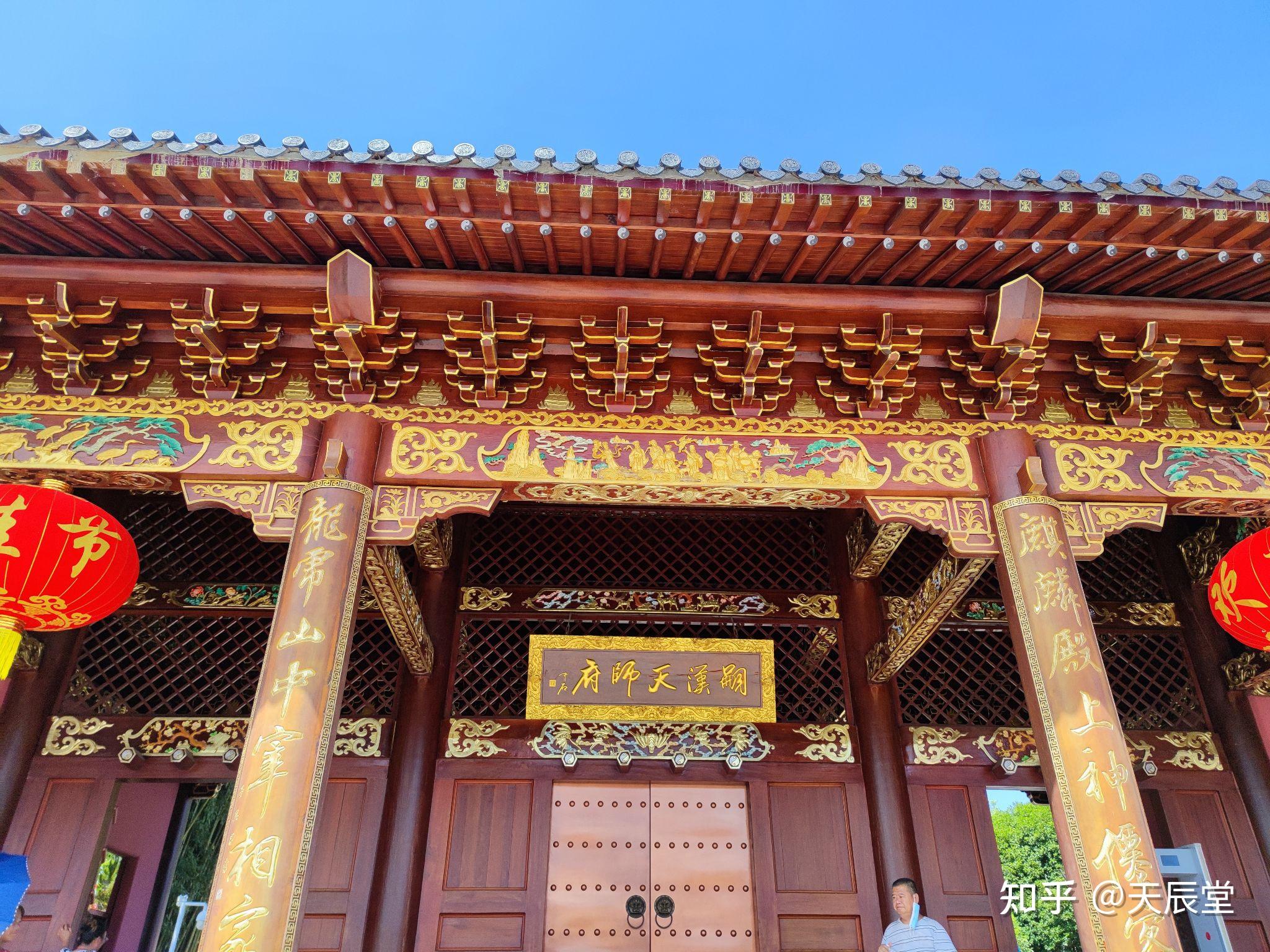 实际上,天指的是"天道",也就是自然规律,它会报应你,它会惩罚你,这是