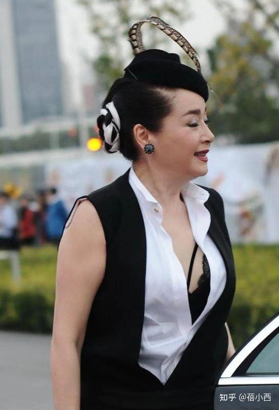 62岁恬妞真敢穿连衣裙内搭衬衫秀出蕾丝内衣富态身材更高级