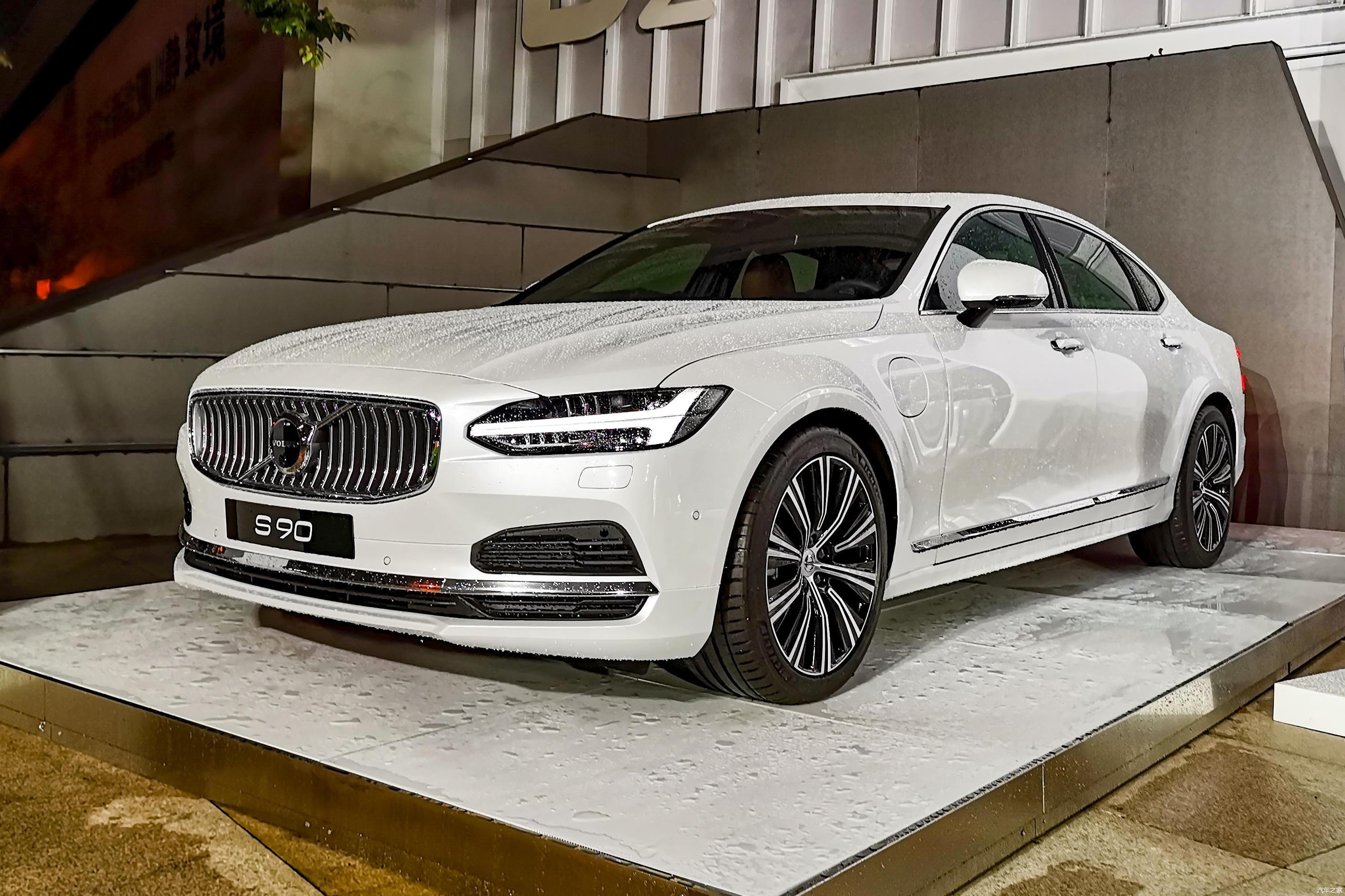 8月10日,沃尔沃2021款s90上市,作为中期改款车型,新车在前后保险杠