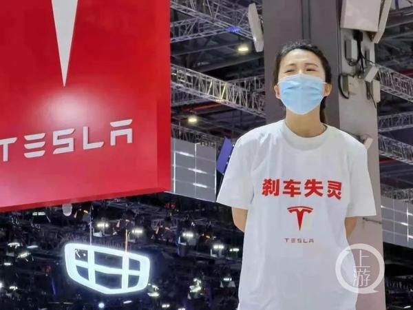 上海车展特斯拉女车主站车顶维权被抬走,警方通报 上海车展特斯拉女车主站车顶维权被抬走,警方通报