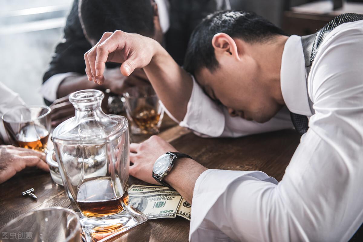 酒局上无能的人最爱做三件事以为很聪明其实早已被识破