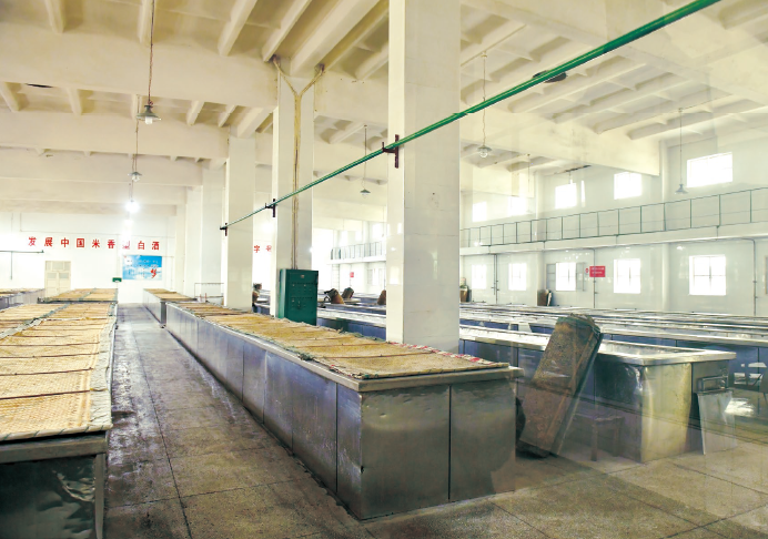 桂林三花瑞露酒坊俞经理介绍如何辨识正宗的桂林三花酒.