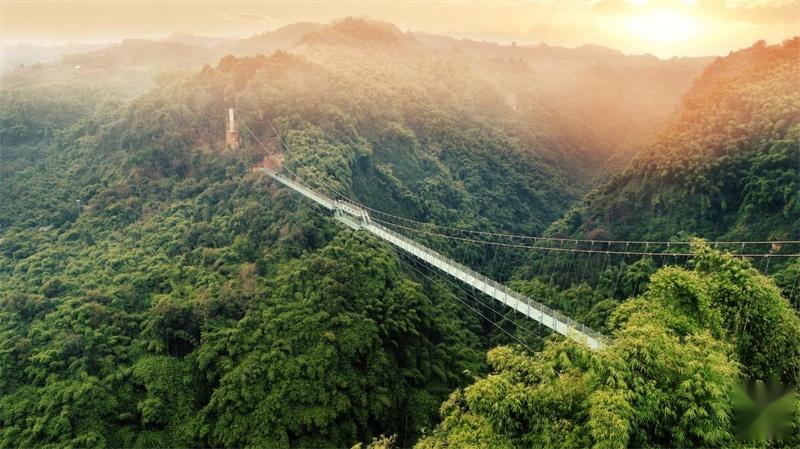 邛崃旅游景点玻璃栈道图片