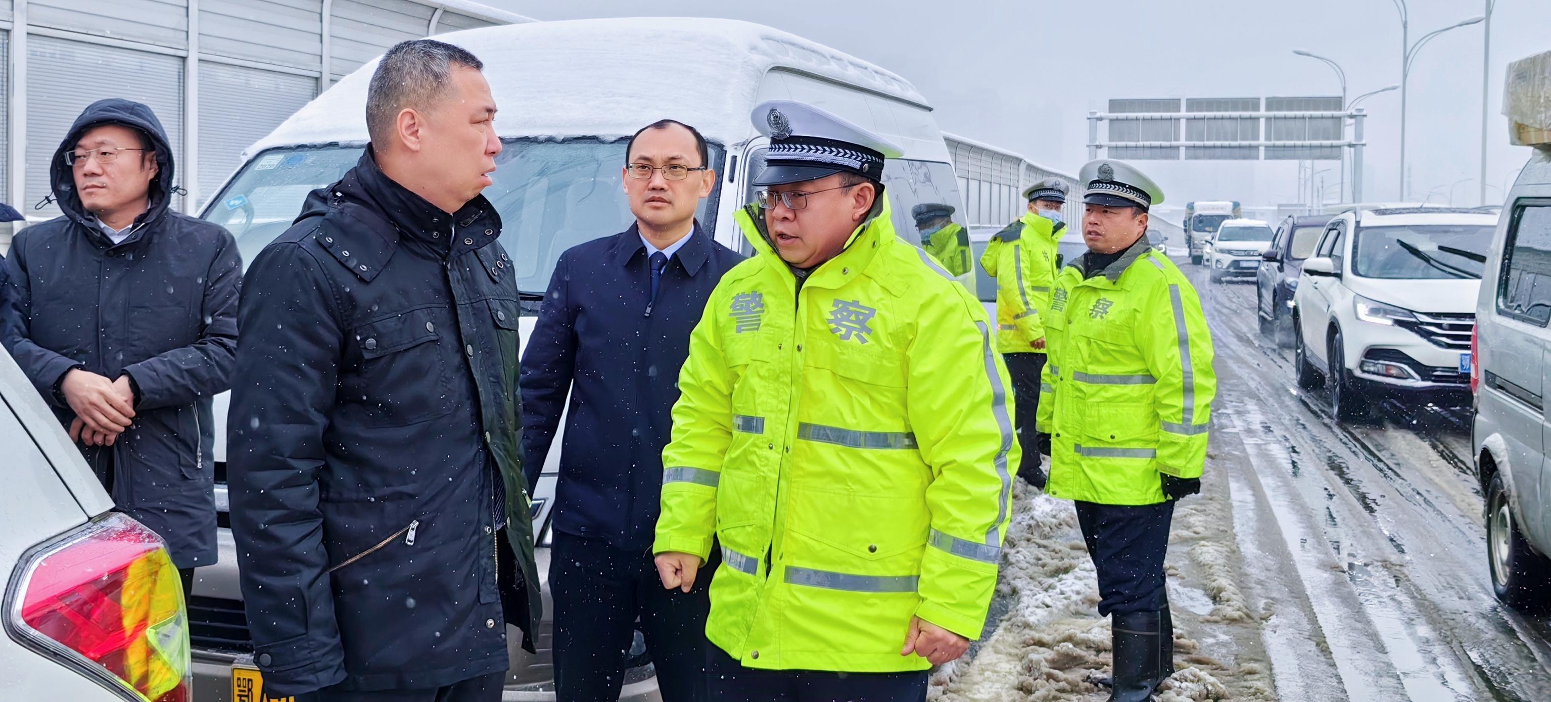 主要领导现场调度分管领导一线指挥委办局街领导率队