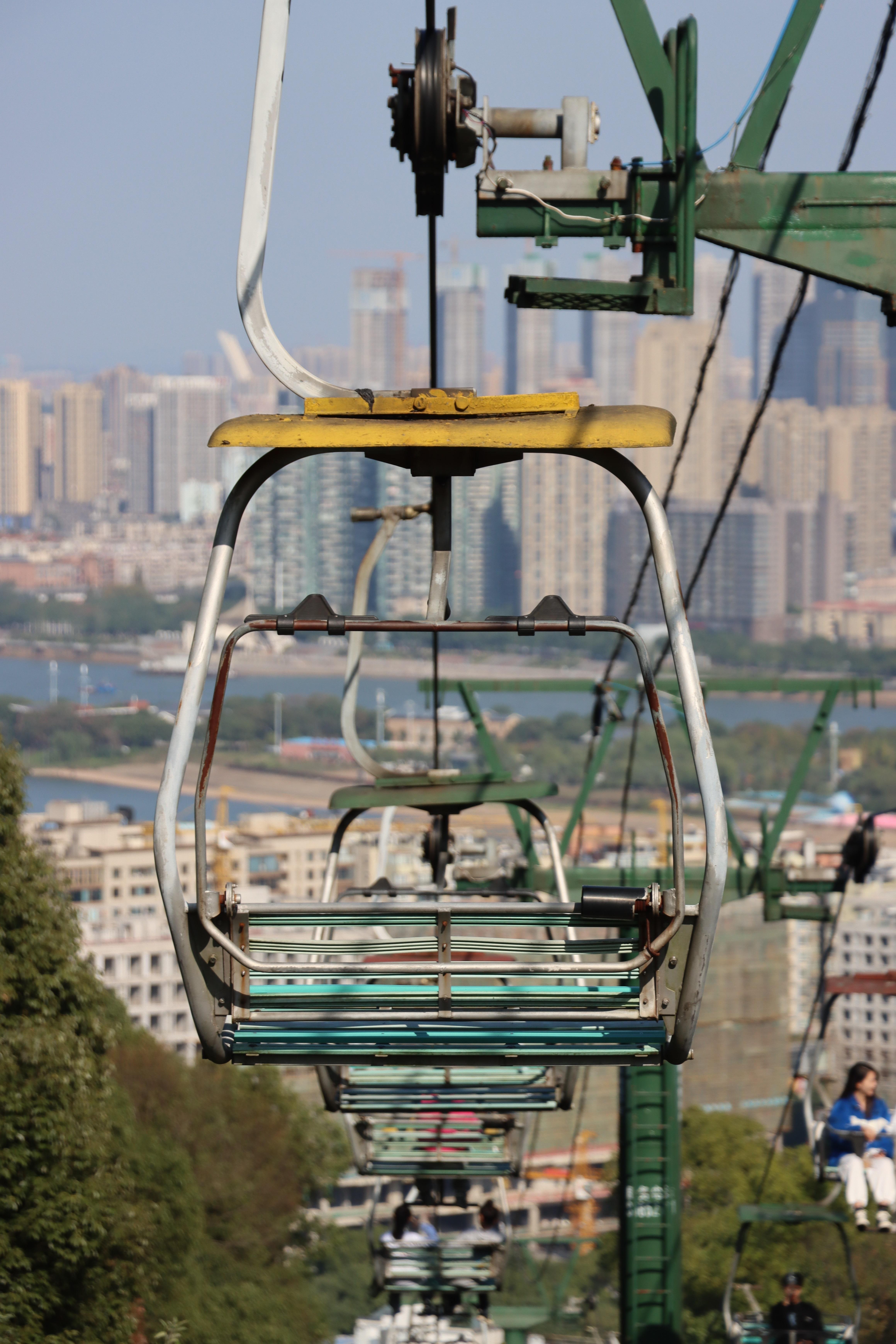 甘众口,一身虽苦又何妨▼索道下山半山腰光与影▼湖南大学科学馆古朴