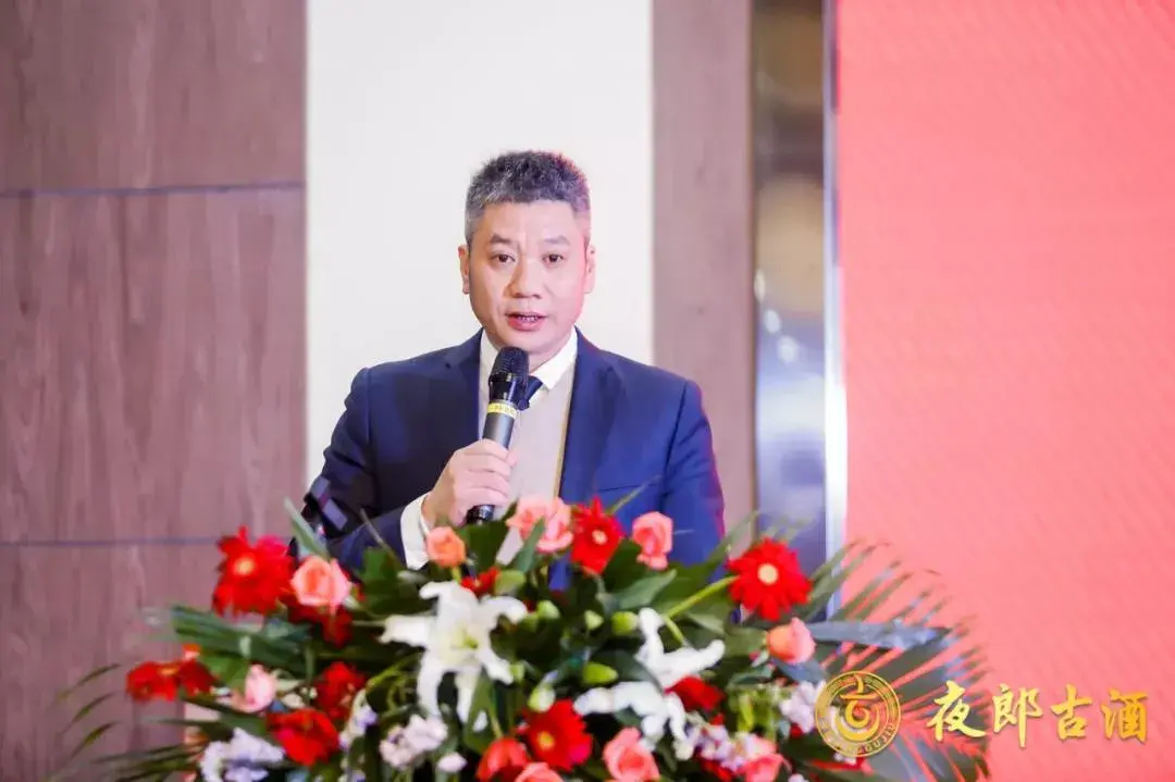 活动现场,夜郎古酒业董事,总裁董兵公布了夜郎古酒"人生从容,更爱晚熟