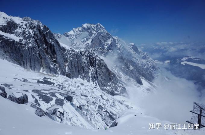 冰川公園處於雲南麗江市區北面32公里,玉龍雪山上,玉龍雪山主峰扇子陡