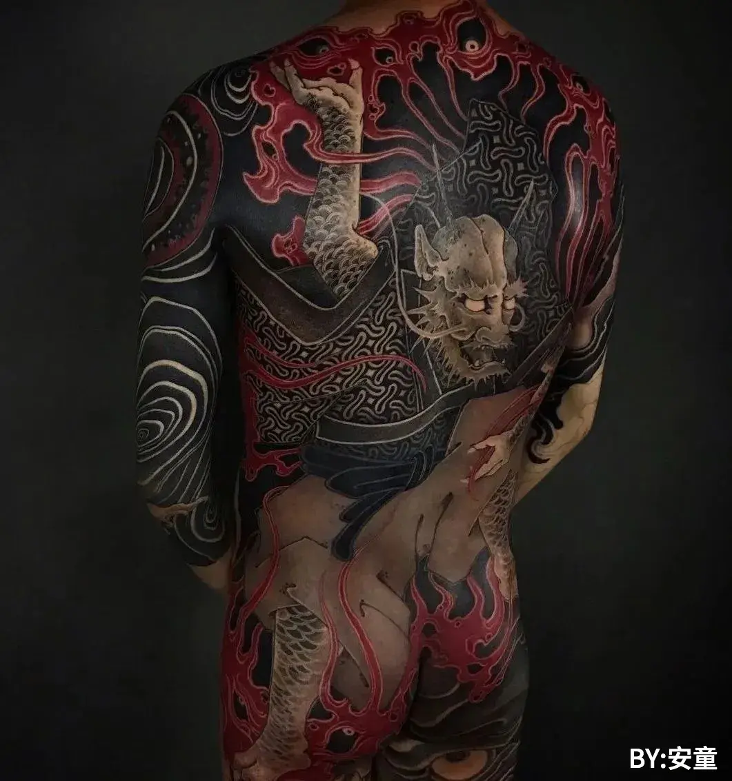 霸气的过肩龙纹身由武汉最好纹身店老兵打造