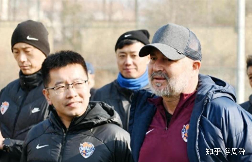 亚森后台比较硬!青岛海牛乔伟光亲自下场为亚森以及球队加油打气