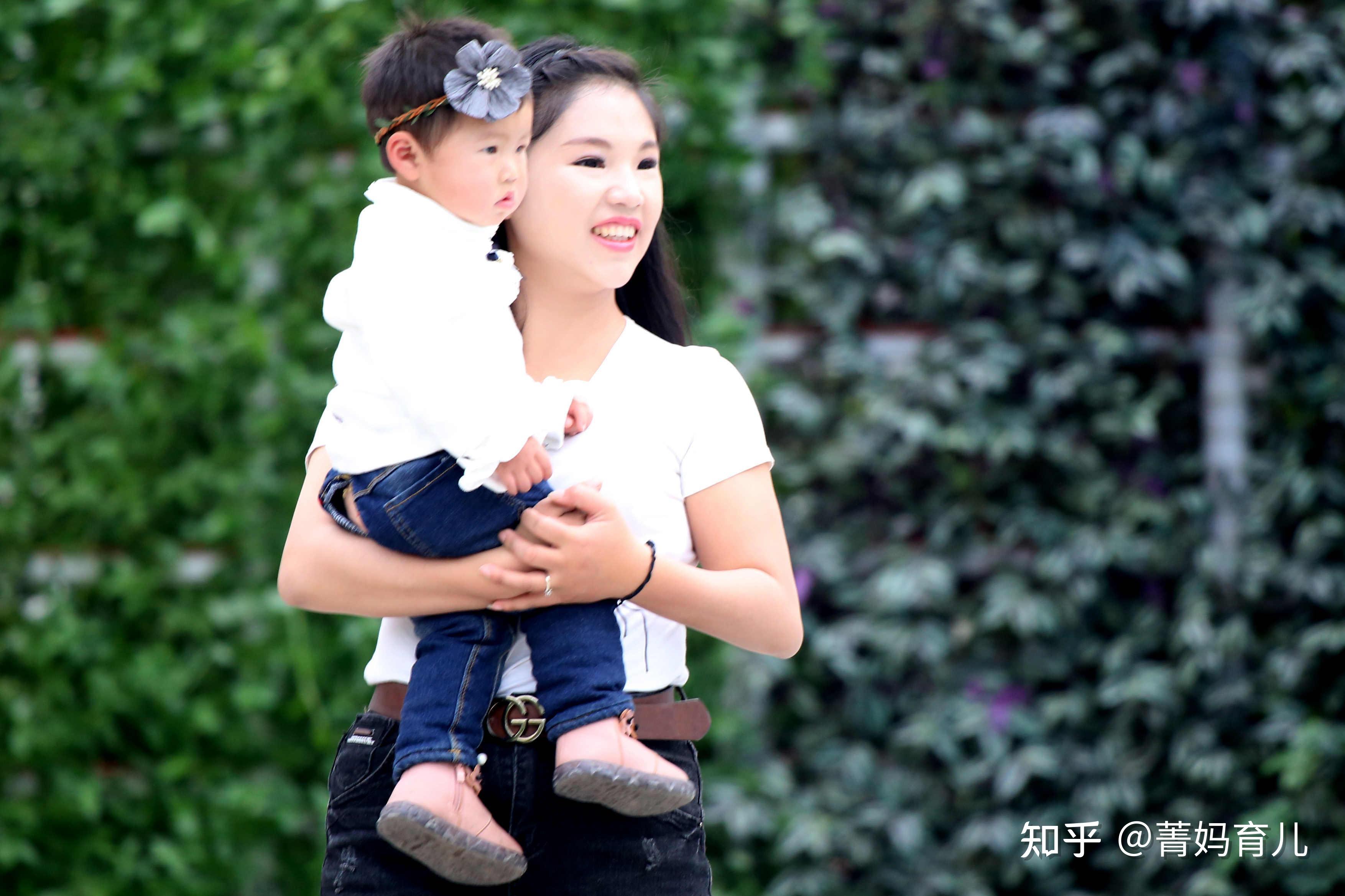 孩子明明会走路一出门就要抱了解原因后妈妈还会拒绝吗