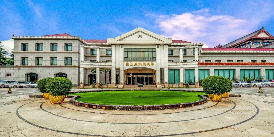 西安曲江惠宾苑宾馆由仿唐建筑群,园林和别墅区共同组成,拥有豪华客房