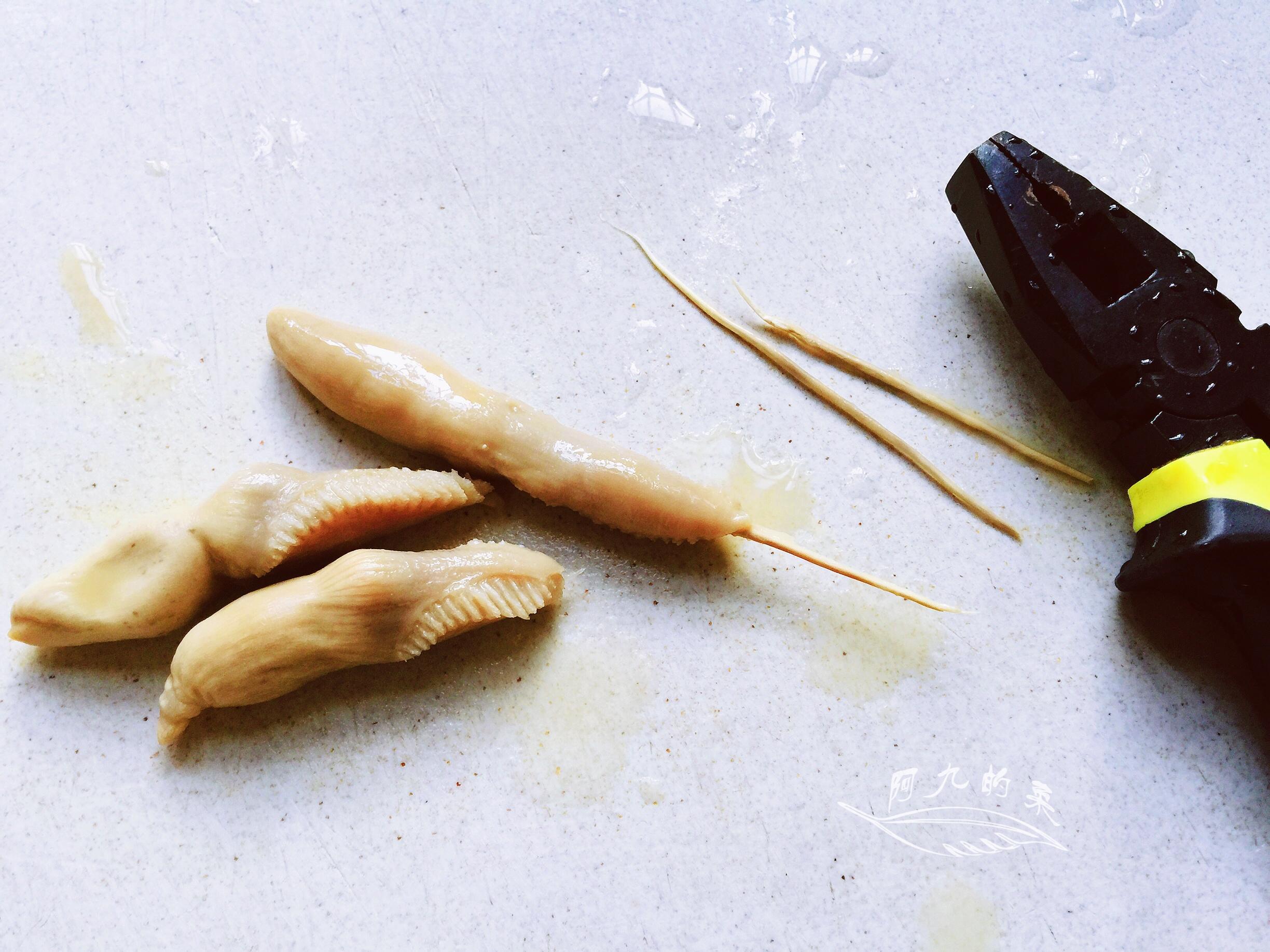 锅中烧一些沸水,把狗螺花清洗干净放进去,加点料酒焯煮2分钟左右,然后