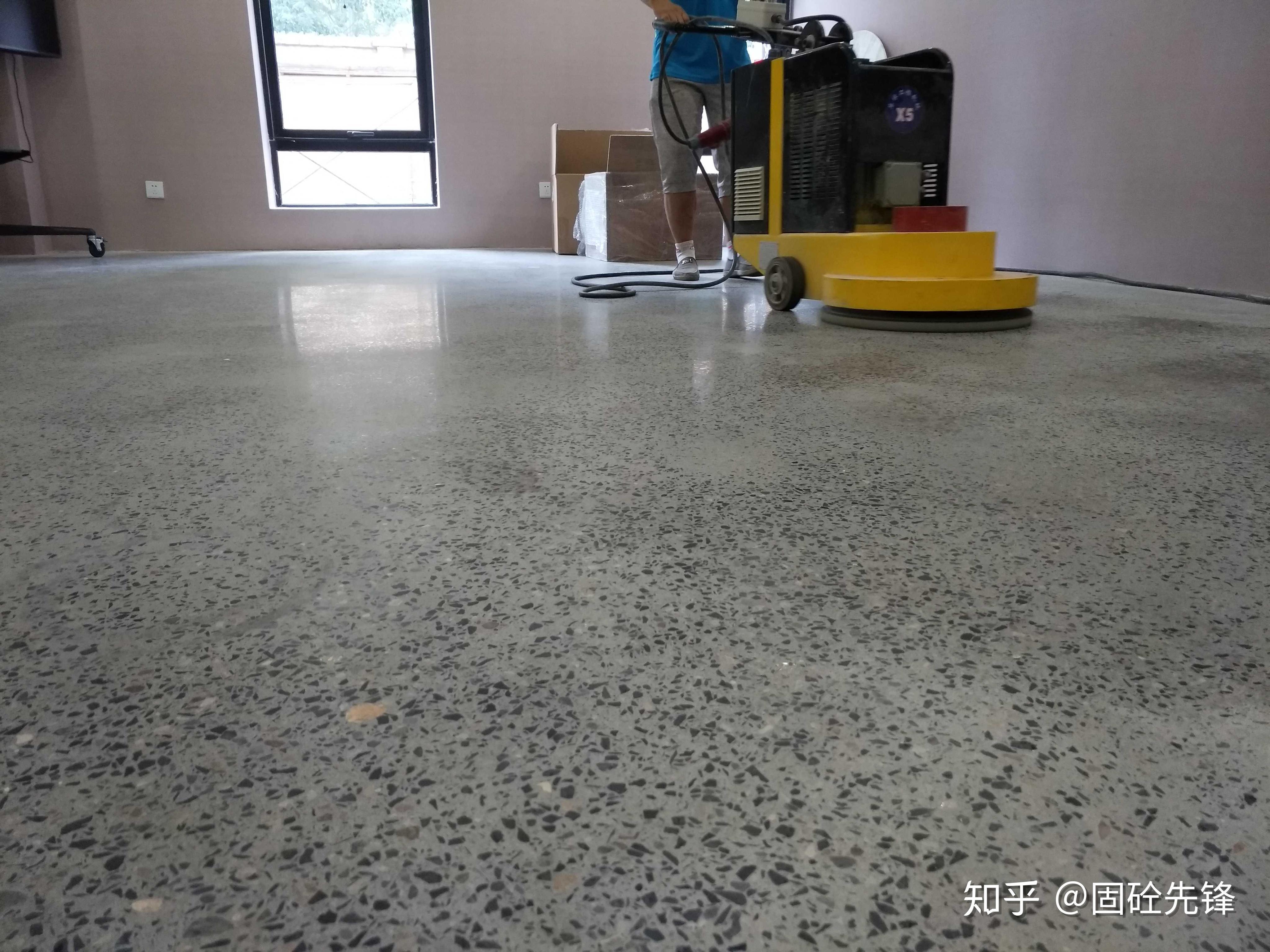迪卡侬的水泥地面是怎么做出来的?