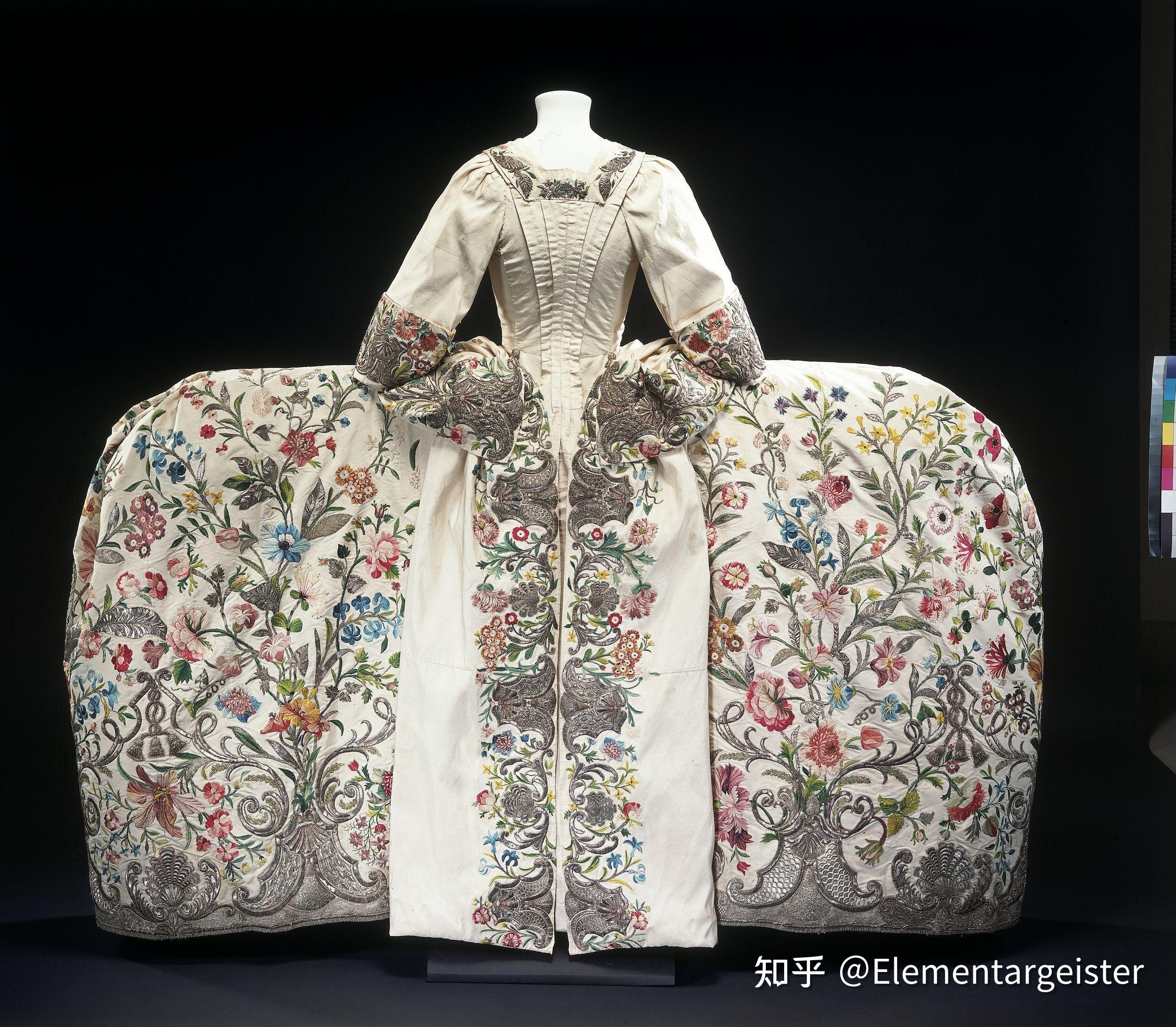 18世纪中叶,之前后背那宽松的箱型普利兹褶饰被缝合至腰部以贴合躯体