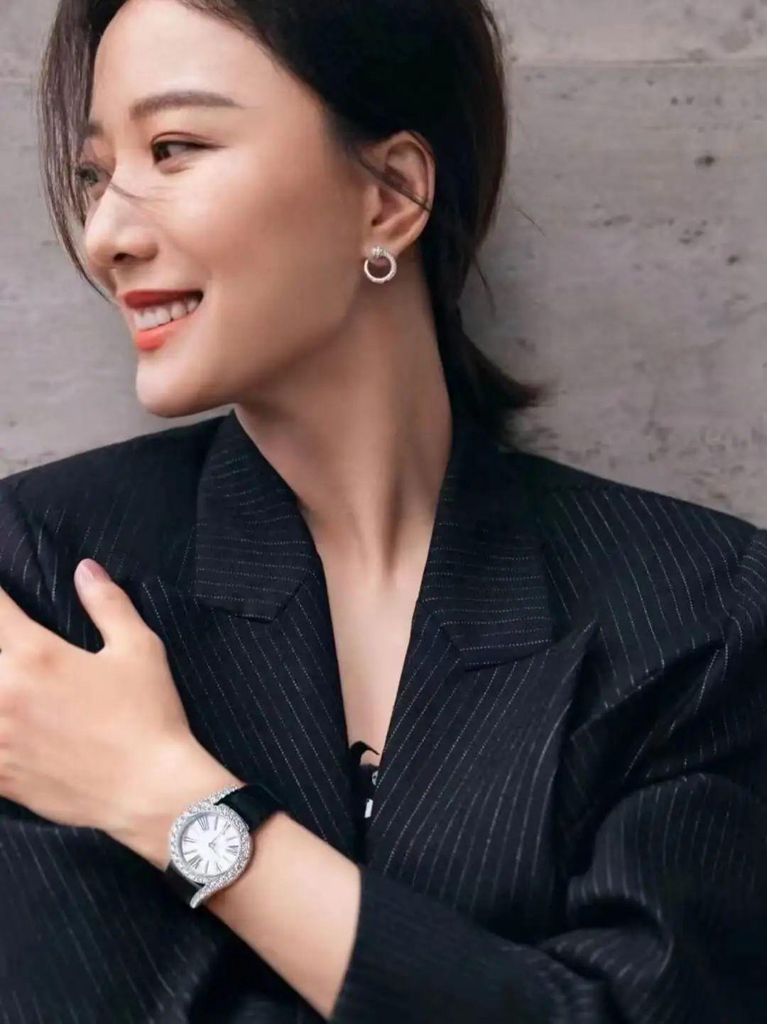 Gallery - Phụ nữ trung niên muốn trông đài các không nhất thiết phải đeo vàng và bạc, nhưng nhất định phải đeo ba món phụ kiện này - image 9