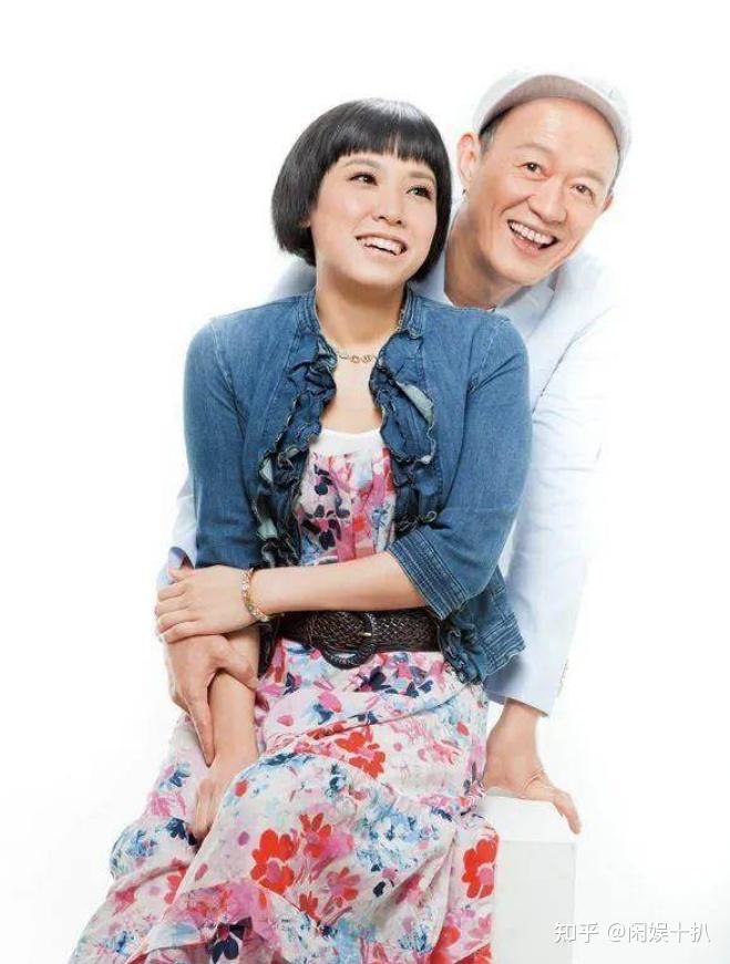 71岁老戏骨金士杰现状白发老态子女上中学妻子风韵犹存