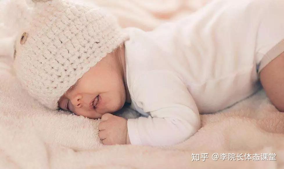 婴儿左右脸不对称怎么睡 v2-ccd2f79a0fdbfd0cb92b7fd1c5527723_r.jpg