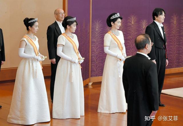 日本这礼服很特别.