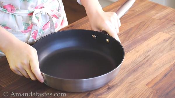 怎么样挑选不粘锅 v2-cce13ed4b43de363105258db741d381b_b.jpg