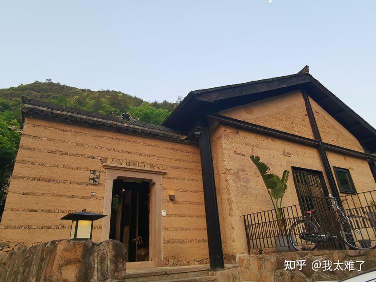 重庆夯土墙民宿山城与土墙的完美融合