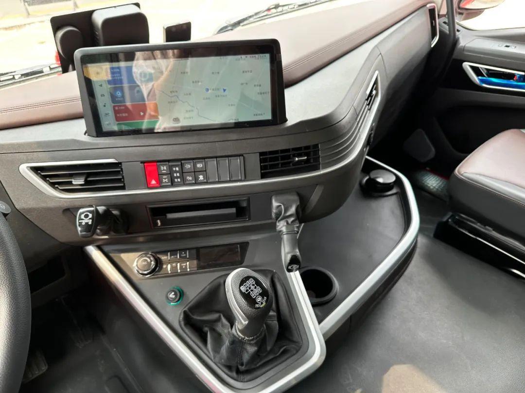 除动力外,驾驶室的表现也是一辆重卡尤为关键的部分.